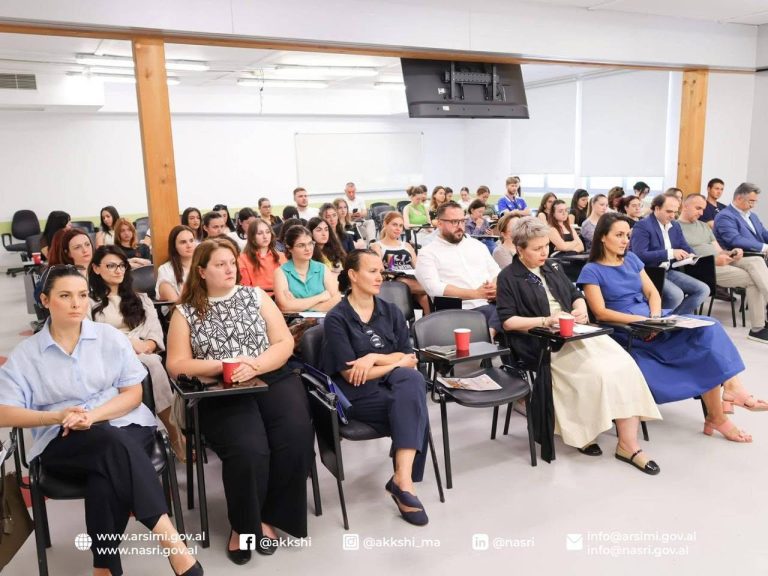 Pjesëmarrës të ulur në sallë gjatë një konference shkencore të organizuar nga AKKSHI.